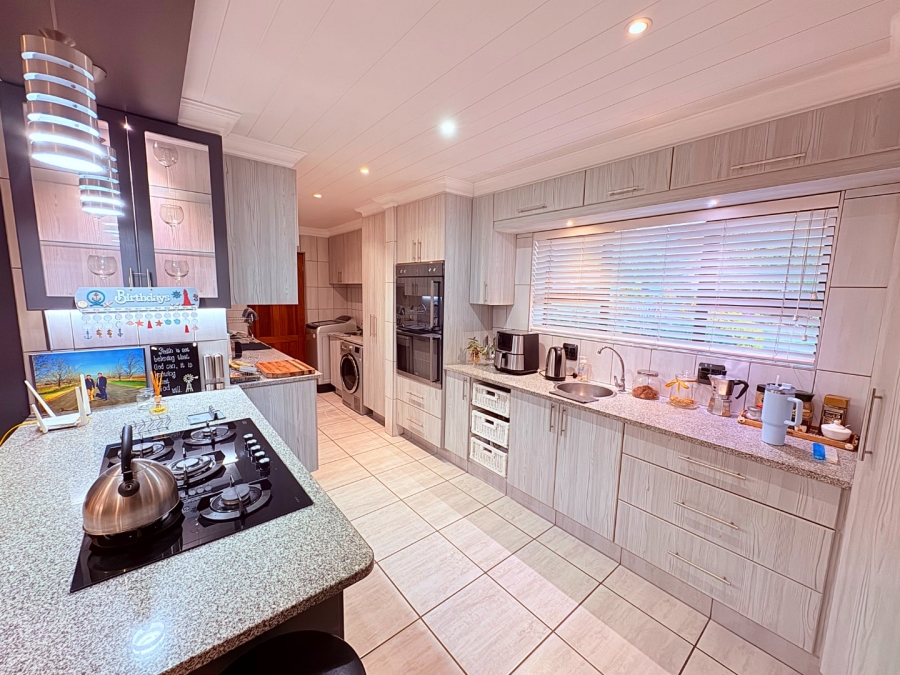 5 Bedroom Property for Sale in Reebok Western Cape